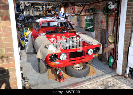 Alfa GTV mit Twin Cam Motor unter Wiederherstellung in einem Haus, Garage Stockfoto