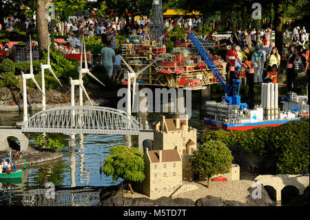 Lego Steine Eilean Donan Castle, Schottland in Mini Landfläche im Legoland Billund Resort eröffnet 1968 in Billund, Dänemark. August 2015, ist der bigges Stockfoto