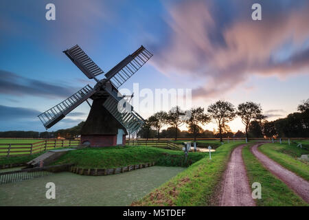 Sonnenaufgang über holländische Windmühle im Sommer, Holland Stockfoto