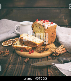 Kuchen mit Rosinen, getrocknete Früchte auf einem hölzernen Schneidebrett, vintage Toning Stockfoto
