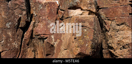 Die rote Wüste felsigen Abhang mit rauhen gebrochenen Steinen. Stockfoto
