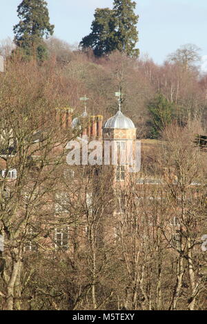 Cobham Hall in der Entfernung von der umliegenden Immobilien und Cobham Waldland in Kent. Stockfoto