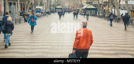 BARCELONA, SPANIEN - 19. FEBRUAR 2018: La Rambla Straße im Februar Wochenende Stockfoto