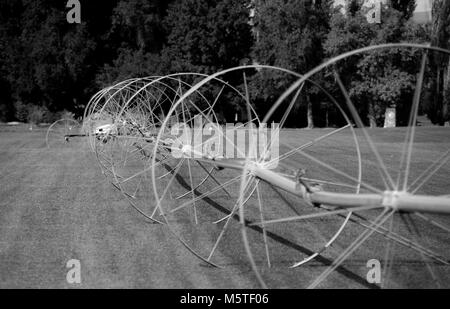 Golfplatz Bewässerung Räder in Schwarz und Weiß Stockfoto