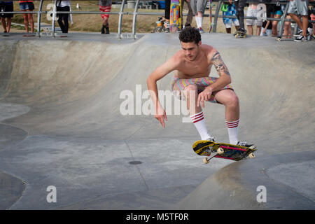 Ein Skateboarder Tricks am Venice Beach Skatepark, Santa Monica, Kalifornien durchführen, Stockfoto