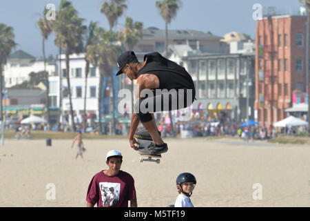 Ein Skateboarder Tricks ausführen im Pool an der Skatepark von Venice Beach, Santa Monica, Kalifornien, Stockfoto