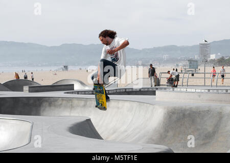 Ein Skateboarder Tricks am Venice Beach Skatepark, Santa Monica, Kalifornien durchführen, Stockfoto