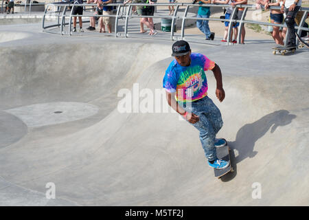 Ein Skateboarder Tricks am Venice Beach Skatepark, Santa Monica, Kalifornien durchführen, Stockfoto