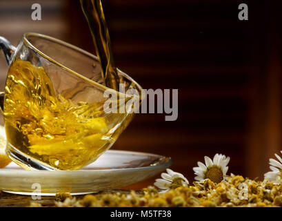 Kräuter Tee, Kamille, gegossen in einem Glas Schale Stockfoto