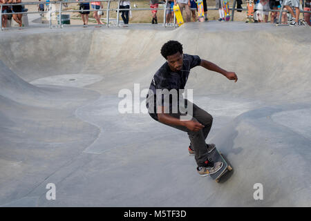 Ein Skateboarder Tricks am Venice Beach Skatepark, Santa Monica, Kalifornien durchführen, Stockfoto