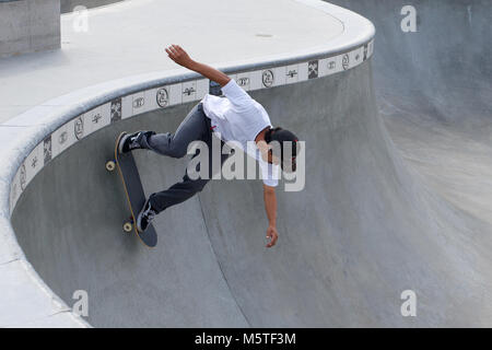 Ein Skateboarder Tricks am Venice Beach Skatepark, Santa Monica, Kalifornien durchführen, Stockfoto