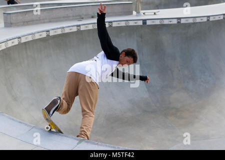 Ein Skateboarder Tricks am Venice Beach Skatepark, Santa Monica, Kalifornien durchführen, Stockfoto