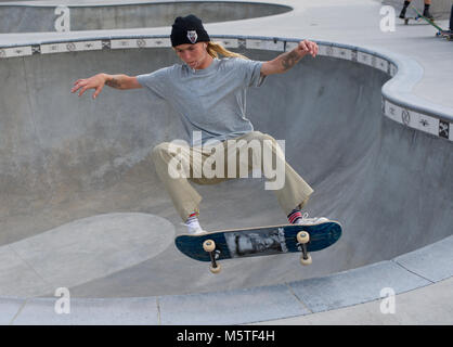 Ein Skateboarder Tricks am Venice Beach Skatepark, Santa Monica, Kalifornien durchführen, Stockfoto