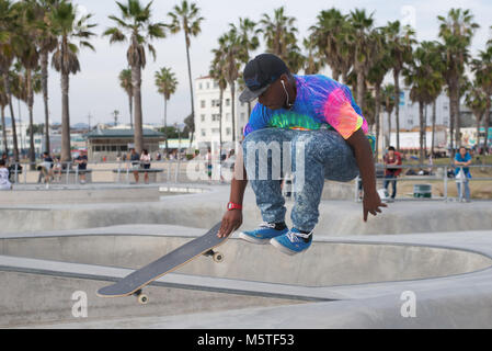 Ein Skateboarder Tricks am Venice Beach Skatepark, Santa Monica, Kalifornien durchführen, Stockfoto