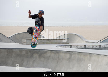 Ein Skateboarder Tricks ausführen im Pool an der Skatepark von Venice Beach, Santa Monica, Kalifornien, Stockfoto