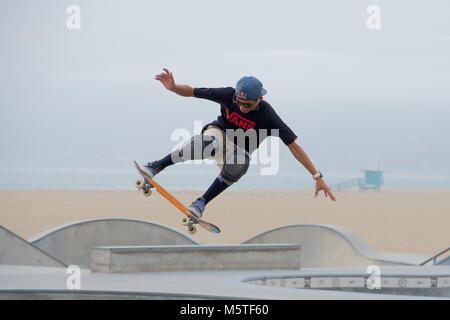 Ein Skateboarder Tricks ausführen im Pool an der Skatepark von Venice Beach, Santa Monica, Kalifornien, Stockfoto