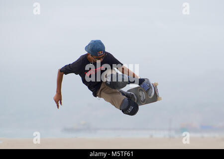 Ein Skateboarder Tricks ausführen im Pool an der Skatepark von Venice Beach, Santa Monica, Kalifornien, Stockfoto