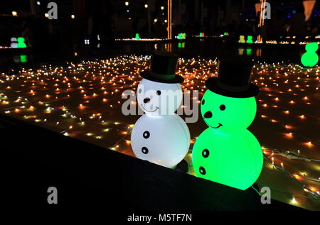 Weihnachtsbeleuchtung Anzeige an Osaka Bahnhof in Osaka, Japan Stockfoto