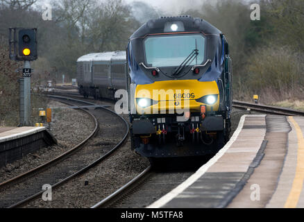 Eine Klasse 68 Diesellok Ziehen einer Chiltern Railways Hauptlinie Zug durch Hatton Station, Warwickshire, Großbritannien Stockfoto