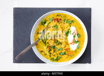 Linsen und Kohl Suppe. Stockfoto