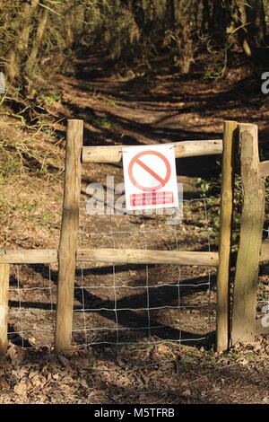 Privates Eigentum signage auf Zaun Tor. Cobham Woods, Kent, Großbritannien Stockfoto