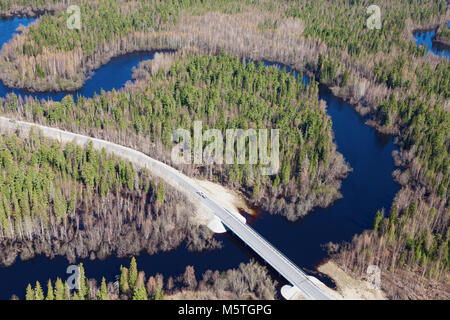 Draufsicht der Brücke über den kleinen Wald Fluss Stockfoto