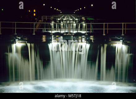 Eine Nacht von Sicht von Neptune's, eine Treppe mit acht Schleusen, stellt sich die Caledonian Canal 64 ft von Meereshöhe bei Spean Bridge, in der Nähe von Fort William, H Stockfoto