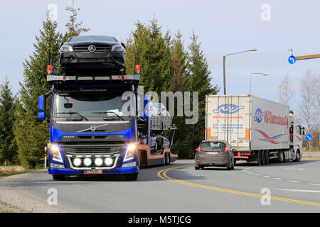 SALO, Finnland - 1. Mai 2015: Volvo FM-Träger schleppt eine Last von neuen Autos. Die finnische Automobilindustrie schätzt, dass Insgesamt 109.000 Neue passenge Stockfoto