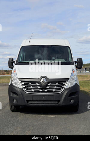 Mariehamn, Finnland - 25 April 2015: Der neue Renault Master Van geparkt. In Stil, die 2014 Master verfügt über einen neuen Grill. Stockfoto