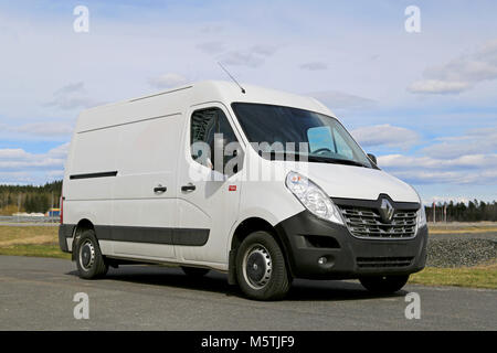 Mariehamn, Finnland - 25 April 2015: Der neue Renault Master Van geparkt. In Stil, die 2014 Master verfügt über einen neuen Grill. Stockfoto