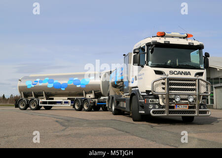 Mariehamn, Finnland - 25 April 2015: Neue Scania R500 V8-milch Lkw geparkt. Valio Milch Lkw sammeln ca 1,9 Milliarden Liter Milch in einem Jahr. Stockfoto