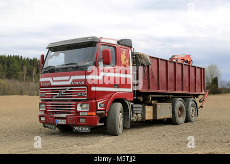 SALO, Finnland - 25 April 2015: Frühe Volvo FH 12 Kipper auf einem Feld geparkt. Die D12A Motor wurde zusammen mit der ersten Generation der eingeführt Stockfoto