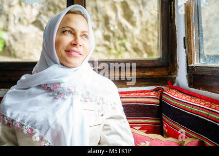Porträt einer Frau, die traditionelle Kopftuch zu einem Derwisch Kloster in Bosnien Stockfoto