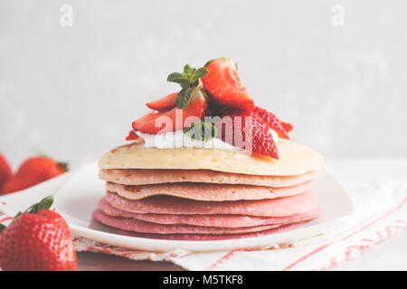 Stapel von Rosa ombre Pfannkuchen mit Erdbeeren. Frühstück Hintergrund, kopieren. Stockfoto