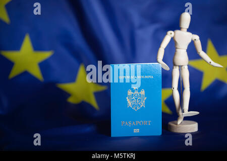 Die moldauischen Pass und eine hölzerne Attrappe Figürchen auf die europäische Flagge. Nahaufnahme Stockfoto