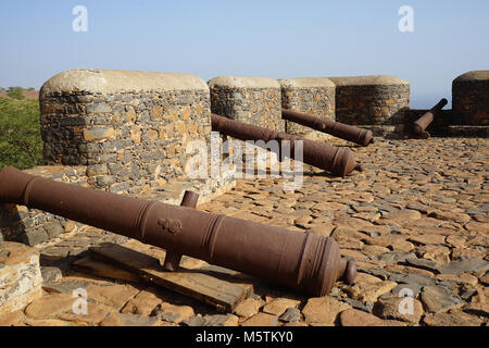 Zinne und Kanons von Fort de São Filipe, Cidade Velha, Insel Santiago, Kap Verde Stockfoto