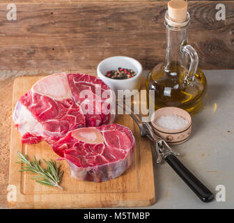 Rohe frische Querschnitt Kalbshaxe Stockfoto