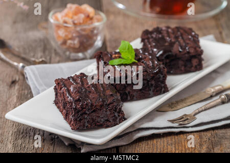 Kuchen Brownies mit dunkler Schokolade Stockfoto