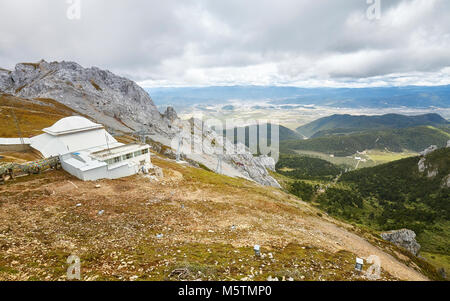 Seilbahnstation am Shika Snow Mountain an einem bewölkten Tag, Provinz Yunnan, China. Stockfoto