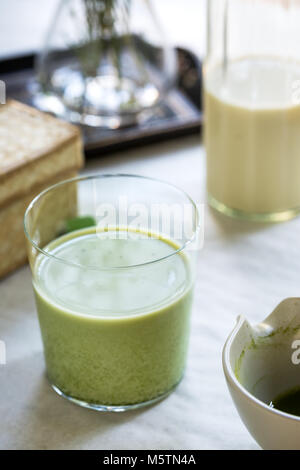 Matcha mit selbstgemachten Sojamilch durch einige Zutaten Stockfoto