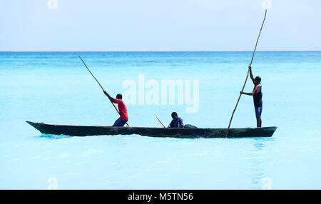 Dhow segeln auf dem Meer in Sansibar Stockfoto