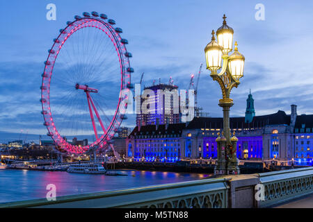 Das London Eye und der County Hall in der Morgendämmerung von Westminster Bridge gesehen Stockfoto