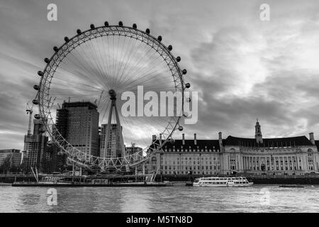 Das London Eye und der County Hall in der Morgendämmerung von Victoria Embankment - Schwarz-weiß Stockfoto