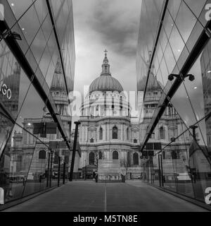 Die St Paul's Kathedrale Spiegelungen im Glas Windows von einem neuen Einkaufszentrum Ändern - Schwarz und Weiß Stockfoto