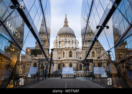 Die St Paul's Kathedrale Spiegelungen im Glas Windows von einem neuen Einkaufszentrum ändern Stockfoto