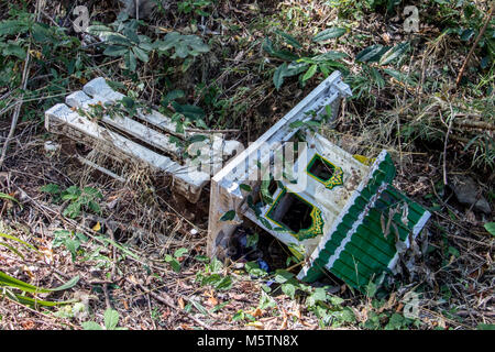 Das Haus des Geistes liegt in einem tropischen Regenwald. Beschädigte Ghost Haus in der Natur, Thailand. Stockfoto