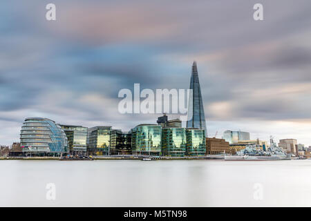 London Skyline Blick auf den Shard, City Hall, London und HMS Belfast - London, England Stockfoto