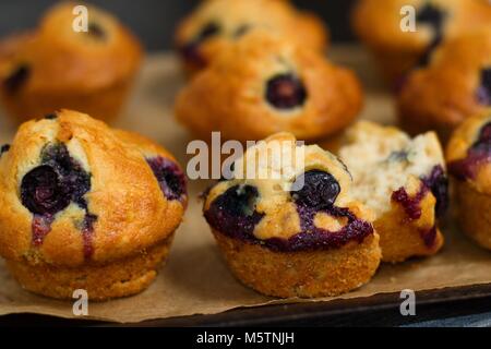 Clos bis auf einige hausgemachte Glutenfreie blueberry muffins Stockfoto