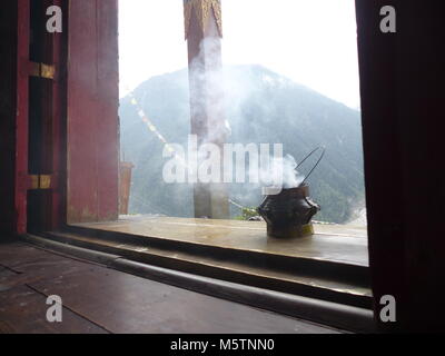 Weihrauch in der Tür der buddhistischen Tempel in Upper Pisang, Nepal, Annapurna Circuit Trek Stockfoto