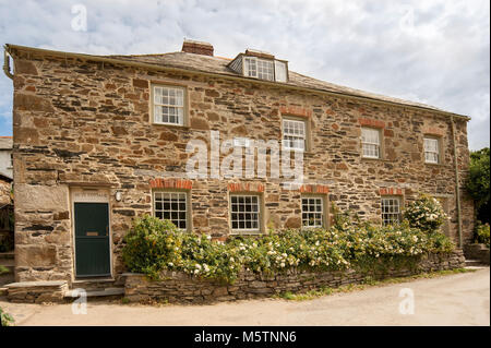 PORT QUINT, CORNWALL, Großbritannien - 13. JUNI 2009: Außenansicht des Pretty Guy's Cottage Stockfoto